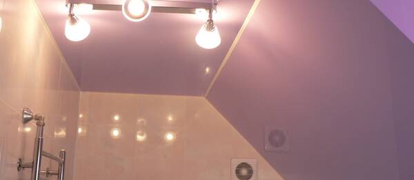 Глянцевый натяжной потолок фиолетового цвета в ванную