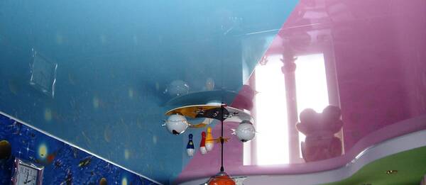 Глянцевый натяжной потолок в детскую двухцветный
