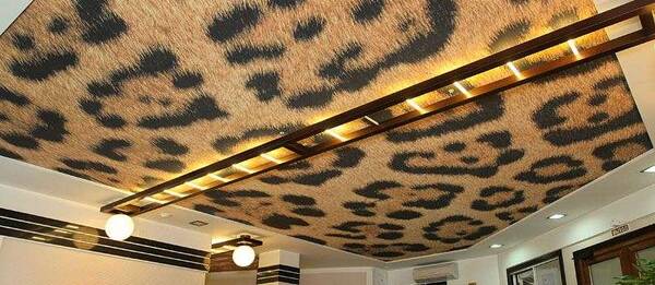 Натяжной потолок с фотопечатью леопард