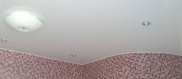Глянцевый натяжной потолок белого цвета в ванную