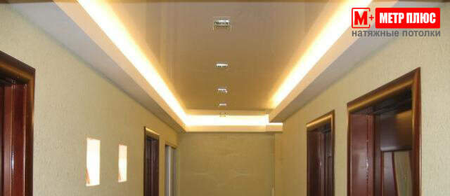 Натяжной потолок в коридоре с оригинальной подсветкой