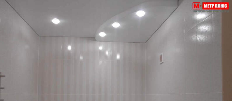 Белый матовый натяжной потолок в ванне