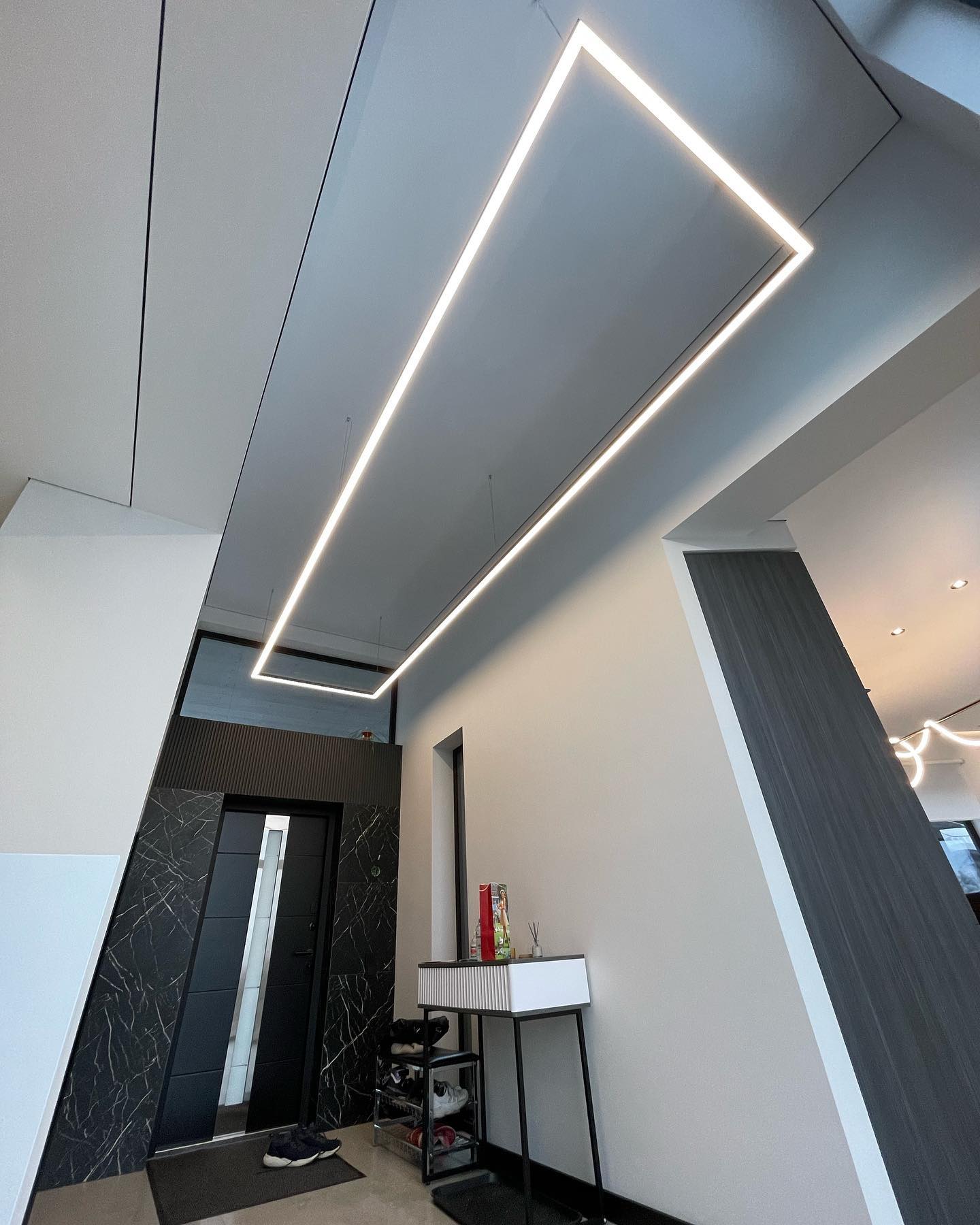 Длинный узкий коридор с натяжным потолком