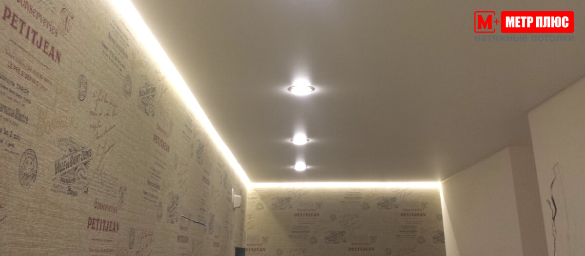 Матовый натяжной потолок в просторном коридоре