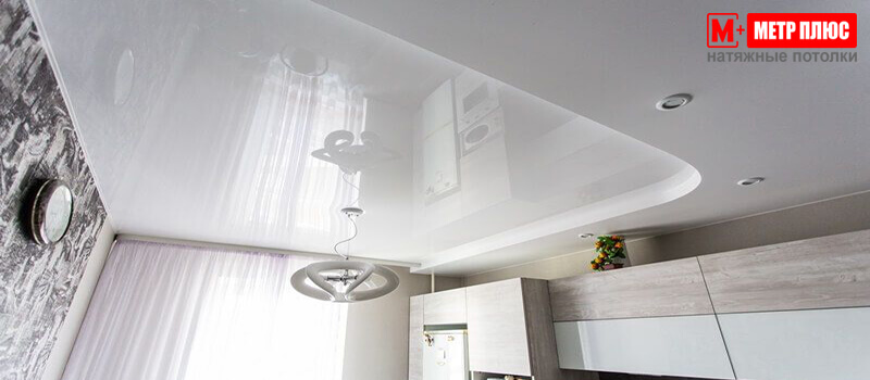 Натяжной потолок на кухню светлых оттенков