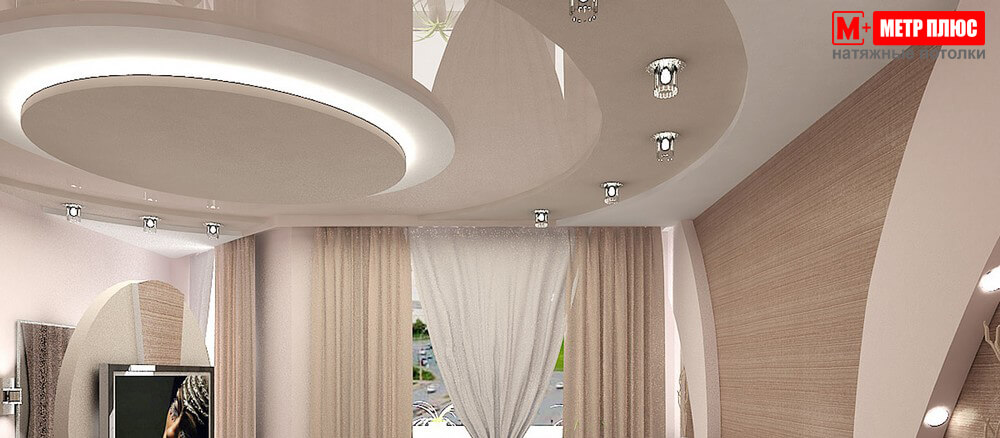 Натяжной потолок в спальне светлых оттенков